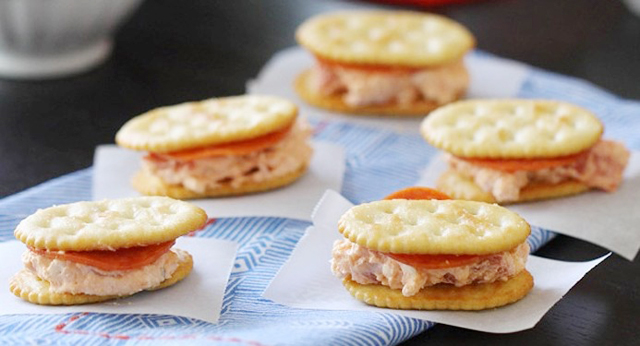 http://www.snackpicks.com/en_US/holidays-and-occasions/football-party/pepperoni-pizza-wiches.html